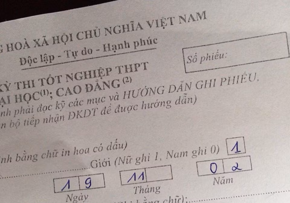 Những tình huống vô cùng "ngớ ngẩn" như ghi sai thông tin mã ngành, mã trường cho đến thông tin cá nhân họ tên, ngày tháng năm sinh...cũng làm không ít thí sinh phải mất đến vài bộ hồ sơ.