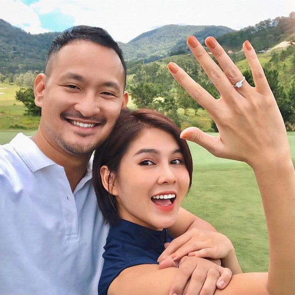 Cuối năm 2020, nữ MC xinh đẹp đã chính thức lên xe hoa cùng chồng doanh nhân sau 1 năm yêu nhau, ngoài ra cô còn gây chú ý với chuyện tình "đi nhầm sân golf được chồng như ý". Ảnh: Tổng hợp