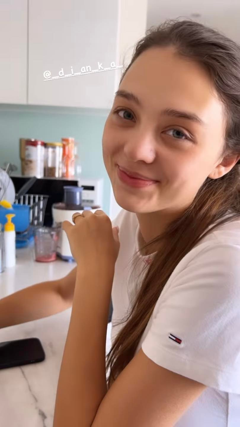 Sau đám cưới, vợ chồng thủ môn Bùi Tiến Dũng liên tục khoe ảnh về cuộc sống thường ngày, từ đây nhan sắc mặt mộc hiếm thấy của nàng WAG cũng lộ diện làm người hâm mộ trầm trồ.