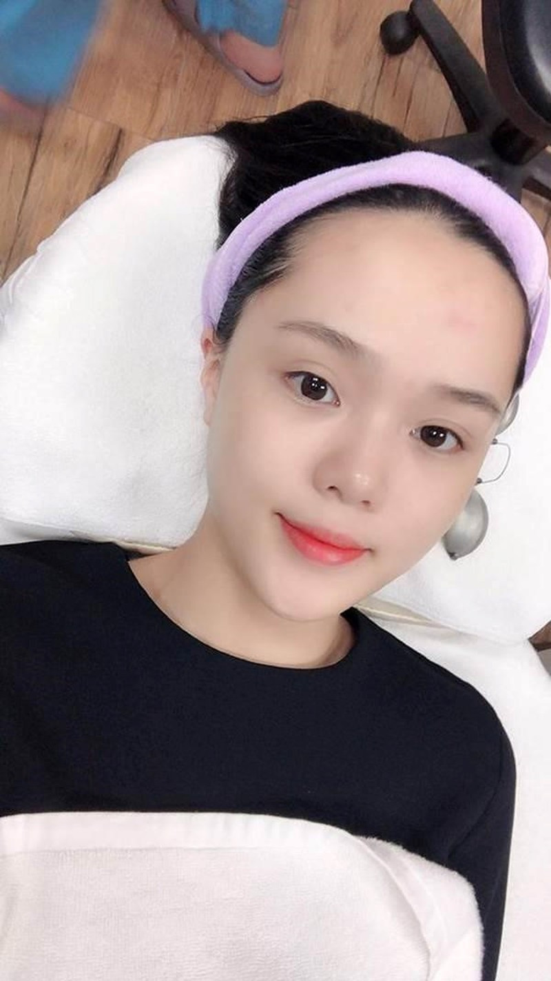 Sở hữu nước da sáng mịn, khuôn mặt tròn phúc hậu, cô nàng chỉ cần thoa nhẹ lớp son mỏng cũng đủ "hớp hồn" người nhìn.