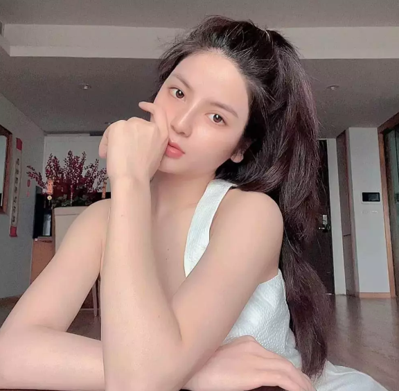 Hiện tại Chu Thanh Huyền nhìn sang chảnh và quyến rũ hơn hẳn so với trước. Ảnh: Tổng hợp