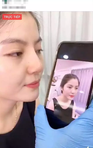 Bạn gái tin đồn của cầu thủ Quang Hải - Chu Thanh Huyền cũng từng gây chú ý khi lộ ra khuôn mặt mộc. Trong hình, Thanh Huyền được cho là đang dao kéo, tân trang nhan sắc.