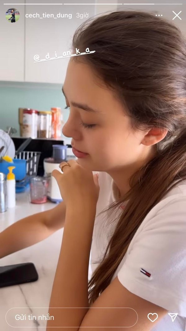 Có thể thấy khi không son phấn, nàng mẫu Tây vẫn giữ được những đường nét hài hòa trên gương mặt.