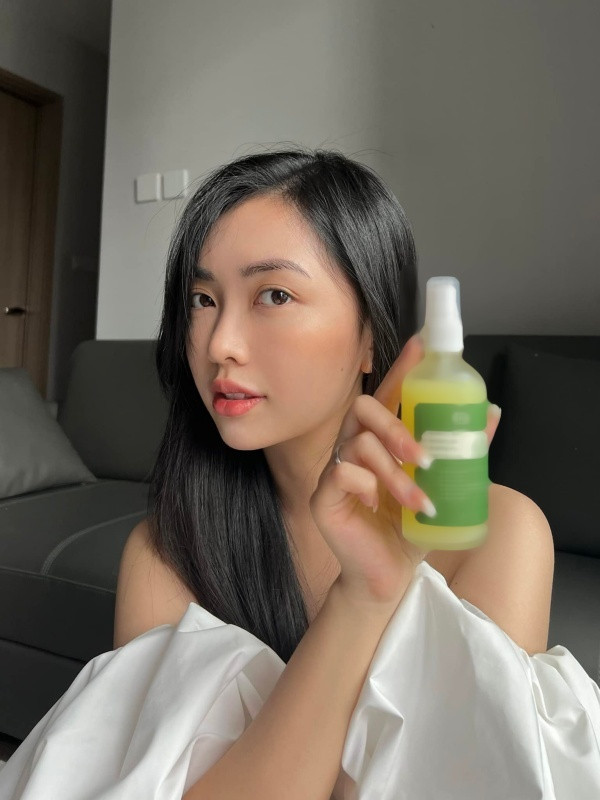 Được biết Mai Hà Trang đã đầu tư nhiều thời gian vào việc chăm sóc da mặt nên mỗi lần khoe mặt mộc lên MXH, cô nàng luôn làm netizen khen nức nở.