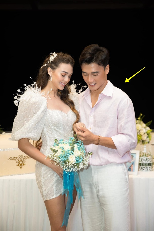 Trong dàn cầu thủ Việt, thủ môn Bùi Tiến Dũng là cái tên gây chú ý nhiều nhất khi vừa qua tổ chức đám cưới với bạn gái mẫu Tây Dianka Zakhidova.