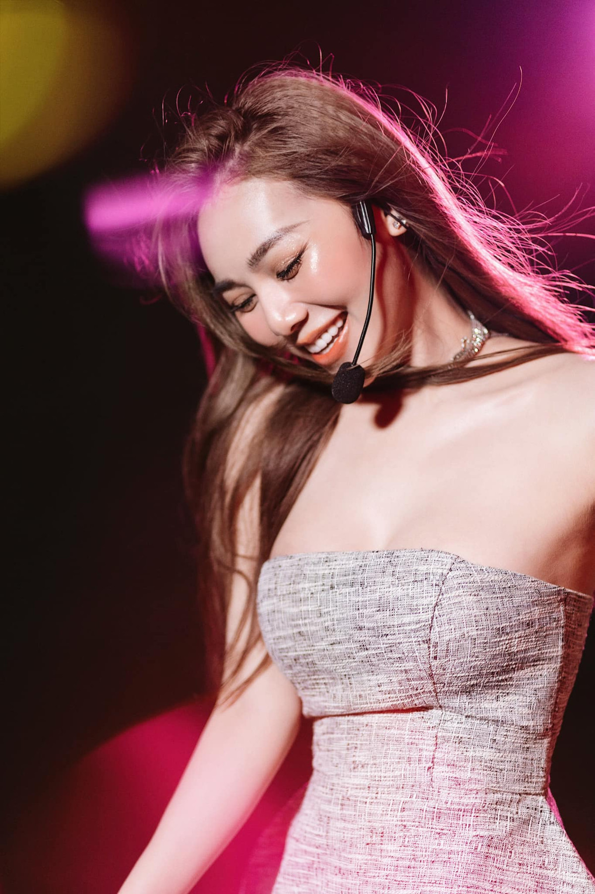 Trước đó nhiều người nhận xét nhan sắc cô nàng ngoài đời có phần khác lạ. Gương mặt của Kim Chi có phần góc cạnh, không còn vẻ bầu bĩnh như trên video TikTok.