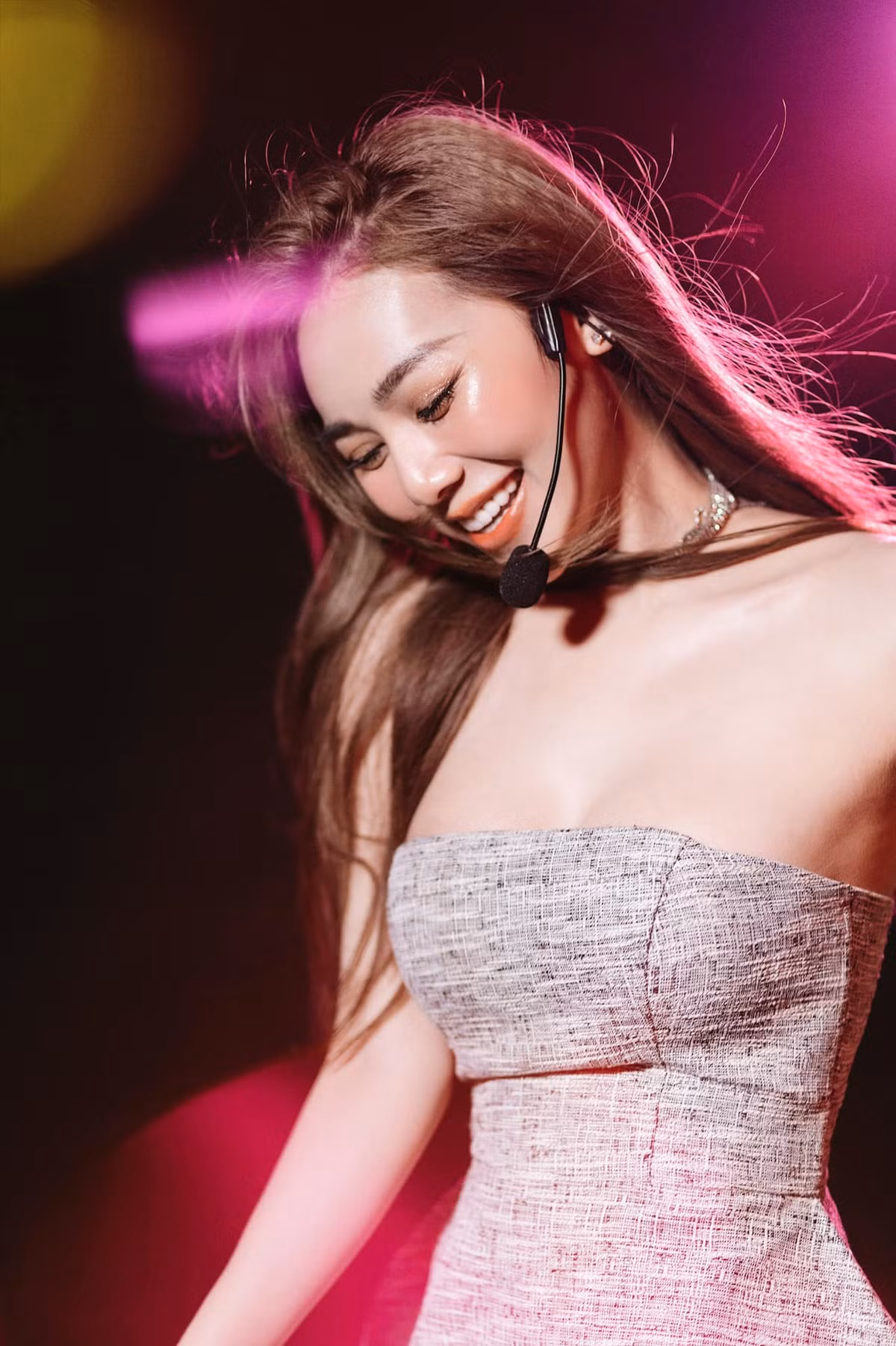 Trước đó nhiều người nhận xét nhan sắc cô nàng ngoài đời có phần khác lạ. Gương mặt của Kim Chi có phần góc cạnh, không còn vẻ bầu bĩnh như trên video TikTok.