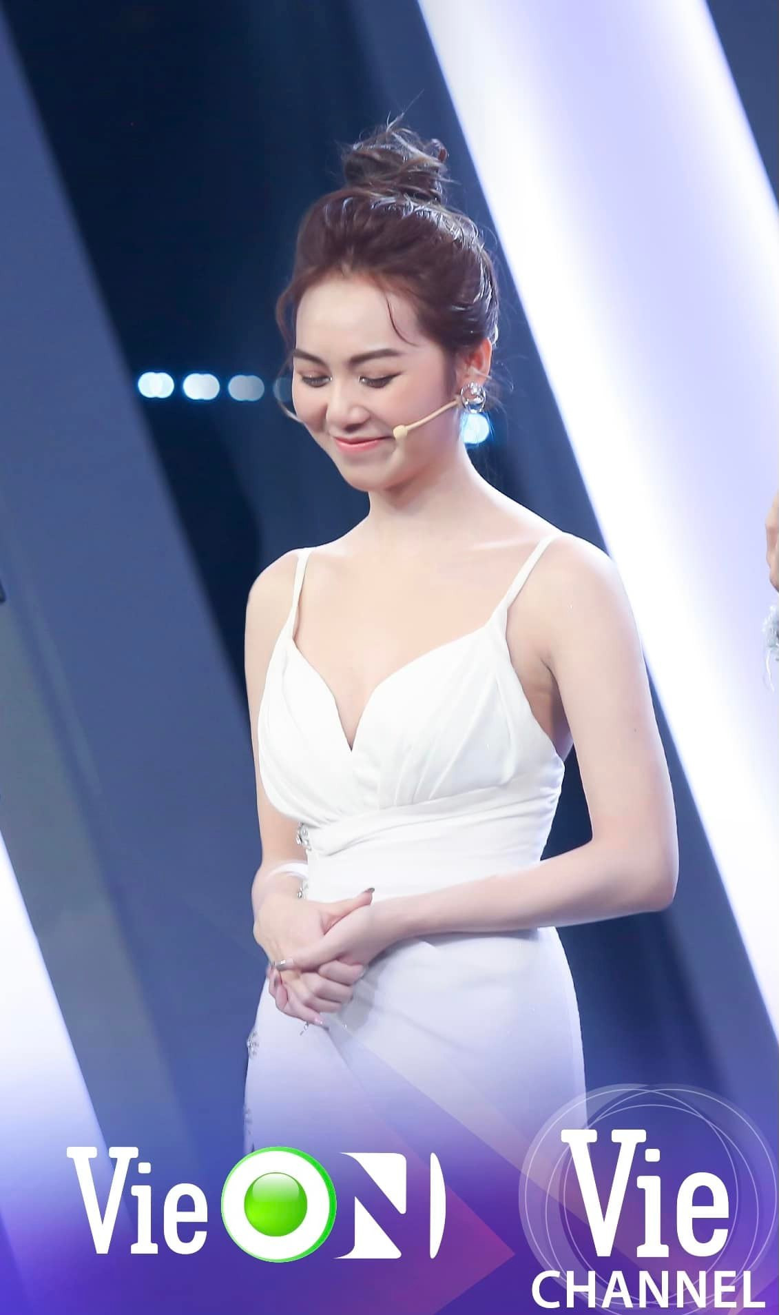 Nàng hot girl TikTok được khán giả yêu mến và khen ngợi nhan sắc xinh đẹp cả trong video mạng xã hội lẫn trên sóng truyền hình.