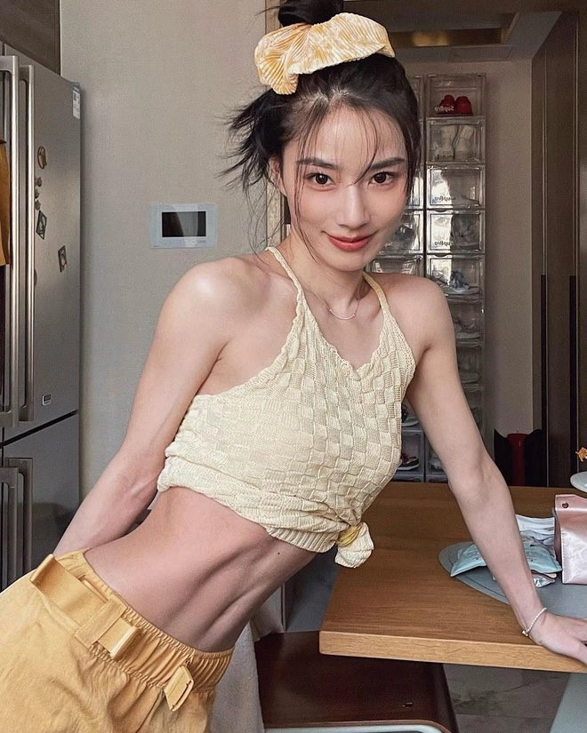 Ngoài ra, hot girl phòng gym này còn là người mẫu quảng cáo và kinh doanh một thương hiệu thời trang thể thao của riêng mình.