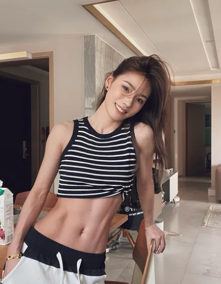 Kênh Weibo và YouTube của cô nàng thường xuyên đăng tải những nội dung tập luyện để có hình thể đẹp và cũng thu hút không ít khán giả thường xuyên tìm đến.