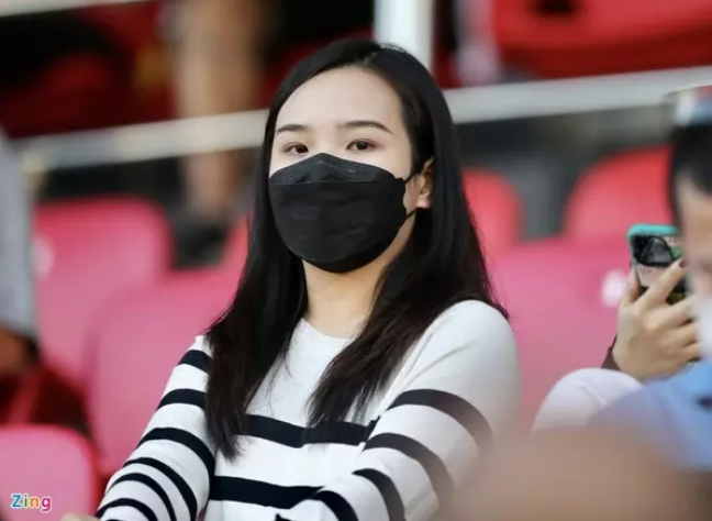 Mới đây người hâm mộ bóng đá đặc biệt chú ý đến sự xuất hiện của Viên Minh trên khán đài cổ vũ trận Việt Nam với Afghanistan trên Sận vận động Thống Nhất, TP HCM. Với vai trò người hâm mộ, ra sân cổ vũ chồng, bà mẹ một con ngồi ở một góc dõi theo trận đấu. Ảnh: Zing