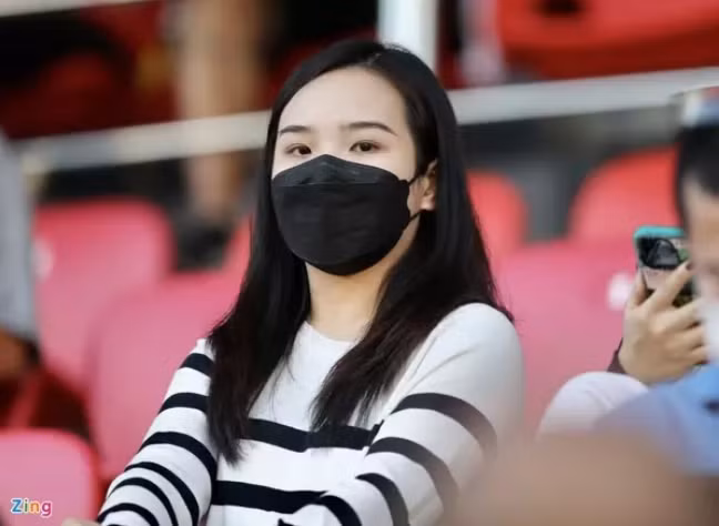 Mới đây người hâm mộ bóng đá đặc biệt chú ý đến sự xuất hiện của Viên Minh trên khán đài cổ vũ trận Việt Nam với Afghanistan trên Sận vận động Thống Nhất, TP HCM. Với vai trò người hâm mộ, ra sân cổ vũ chồng, bà mẹ một con ngồi ở một góc dõi theo trận đấu. Ảnh: Zing