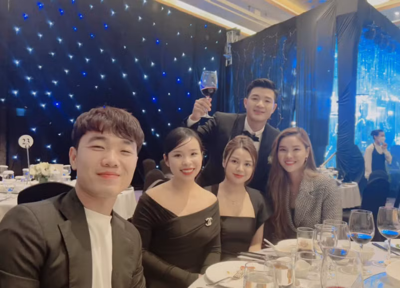 Theo đó, Viên Minh chọn một chiếc đầm đen hở vai, chiết eo vô cùng tinh tế.