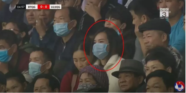 Như mọi lần, Tô Ngọc Viên Minh vẫn phong cách kín đáo thường thấy, cô đeo khẩu trang kín mít.