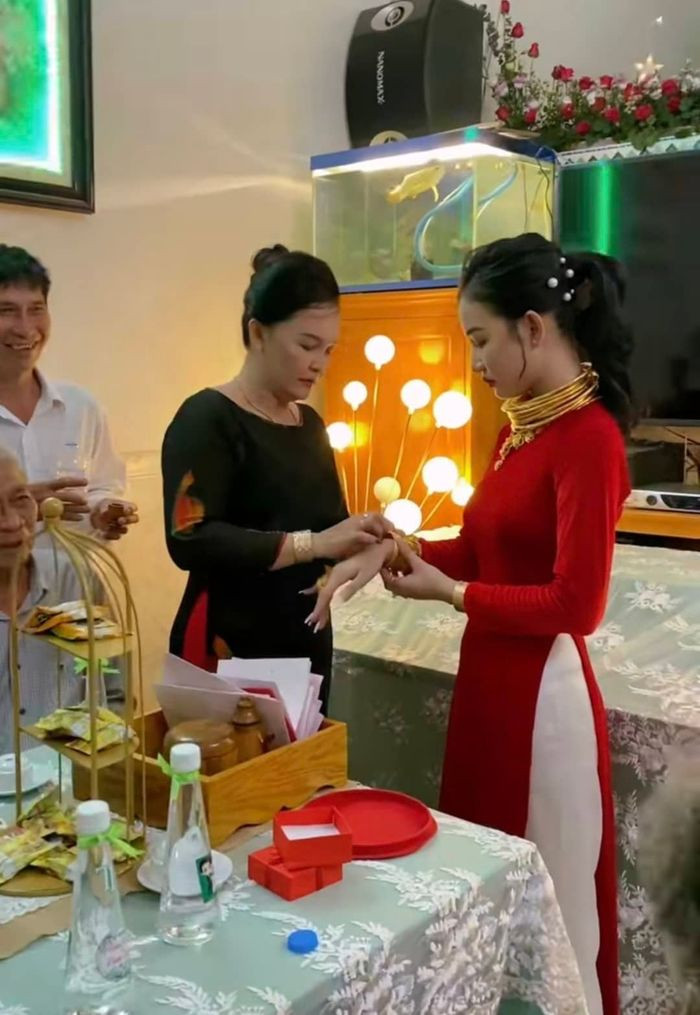 Được biết đám cưới toàn tiền và vàng này là của cô dâu Hoàng Trang và chú rể Dương Linh. Cả hai đều sinh sống tại Bến Lức, Long An nên đám cưới này đã tạo tiếng vang khắp cả vùng.