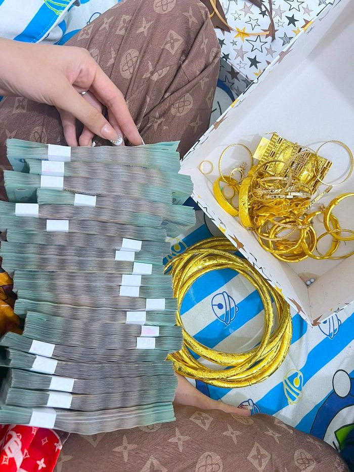 Bên cạnh khoe số vàng nhiều không đếm xuể, thì cô dâu không quên khoe tiền mặt mà ba mẹ chồng tặng để làm vốn.