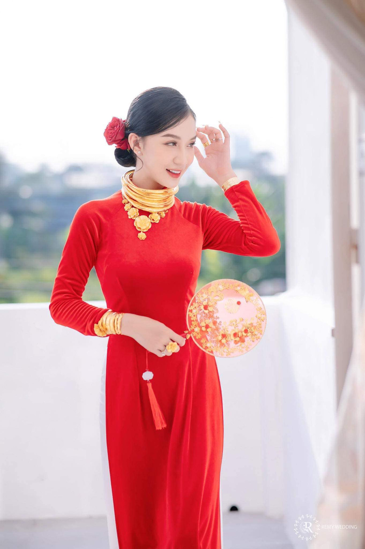 Trên người cô dâu từ cổ, cổ tay đến ngón tay đều được "dát" đầy vòng vàng không chừa chỗ hở.