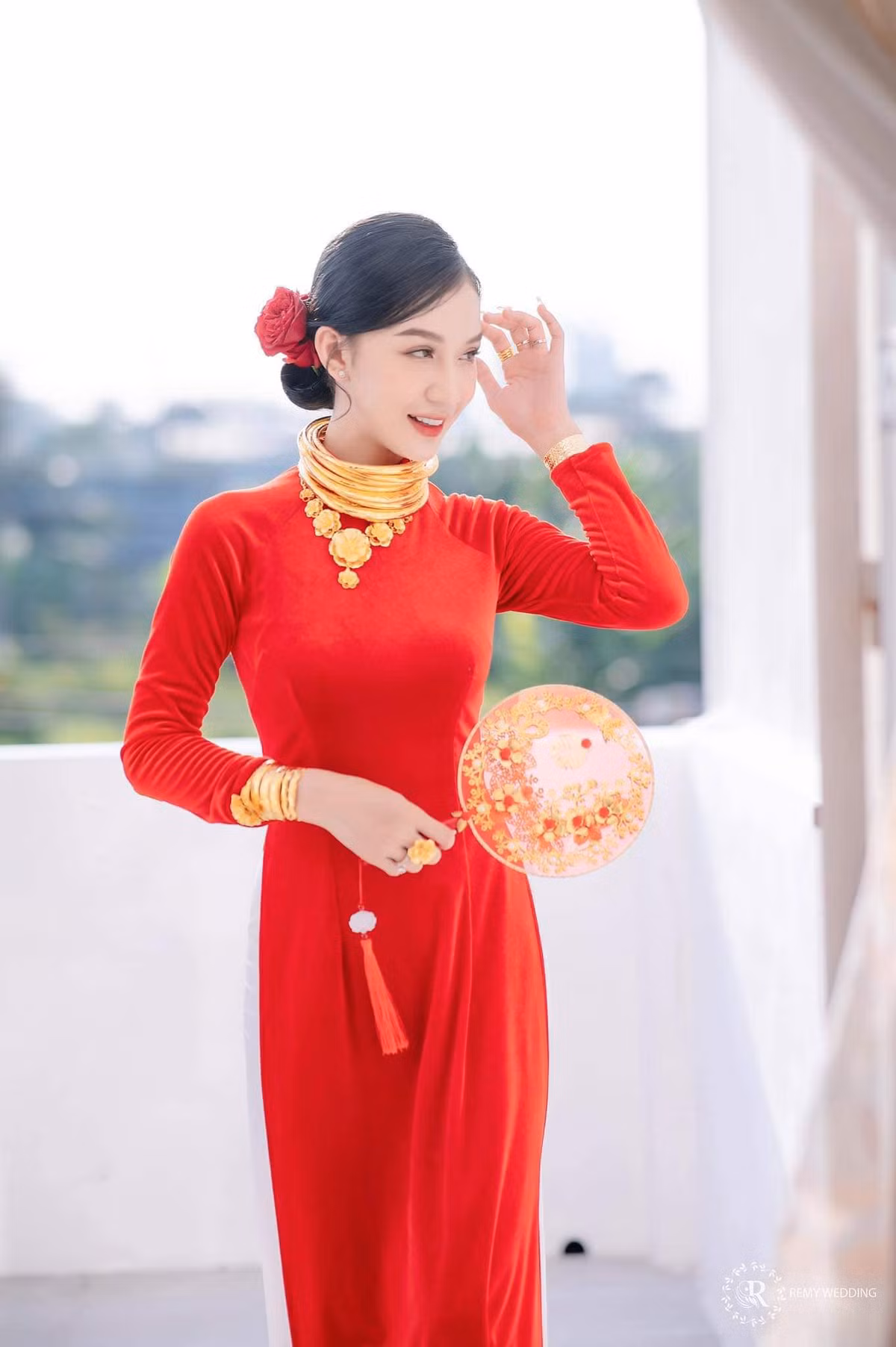 Trên người cô dâu từ cổ, cổ tay đến ngón tay đều được "dát" đầy vòng vàng không chừa chỗ hở.