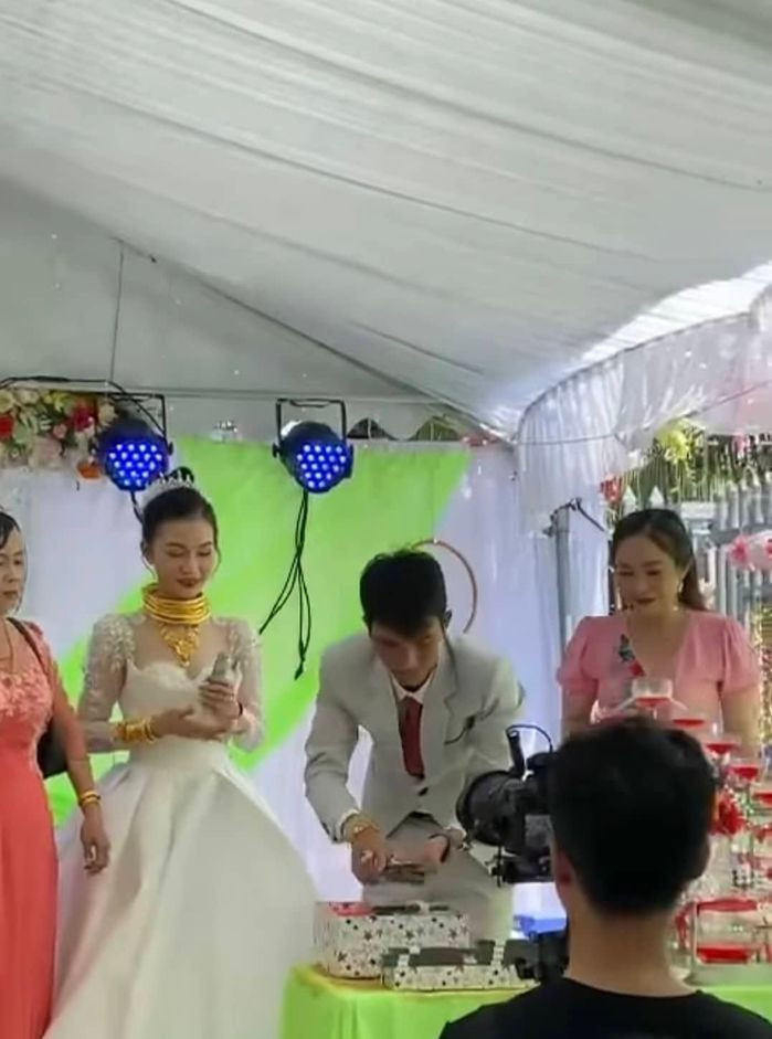 Ngoài ra, cô dâu và chú rể trong đám cưới "khủng" này còn được ba mẹ cho thêm xe hơi và 1 tỷ đồng để làm vốn.