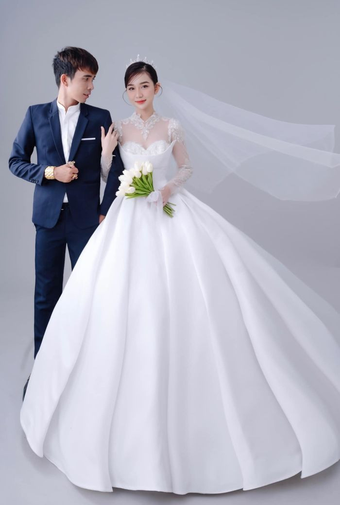 Cảnh cô dâu chú rể cầm từng xấp tiền từ hộp quà để ra bàn khiến nhiều người phải ngưỡng mộ.