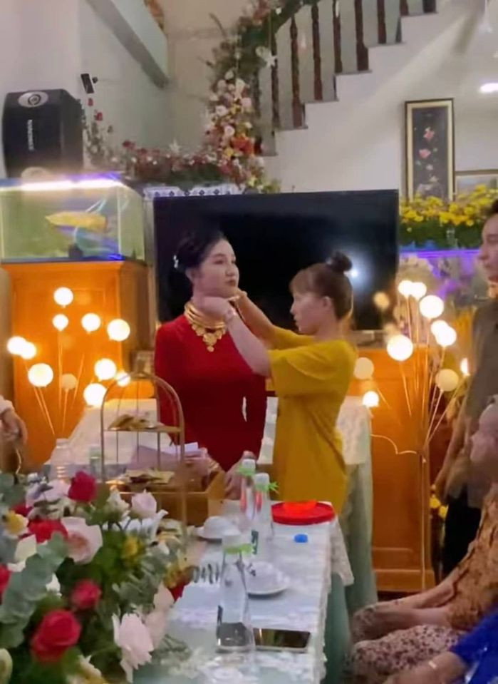 Hình ảnh cô dâu đeo vàng trĩu cổ ở Long An đã khiến cả cõi mạng xôn xao bàn tán, hầu hết mọi người đều trầm trồ ghen tị với món quà mà Hoàng Trang nhận được trong ngày trọng đại.