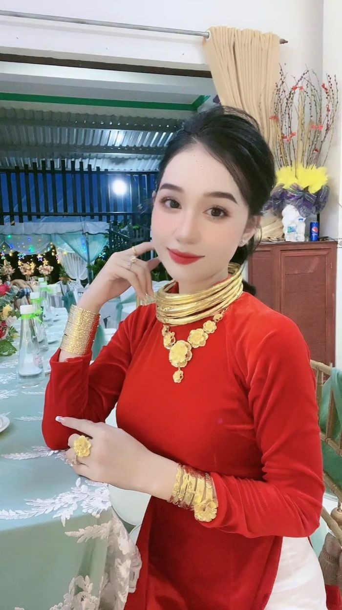 Chưa hết, trong hôn lễ, nhà trai còn tặng thêm cho hai vợ chồng một hộp quà chứa 1 tỷ tiền mặt để cho cả hai làm vốn.