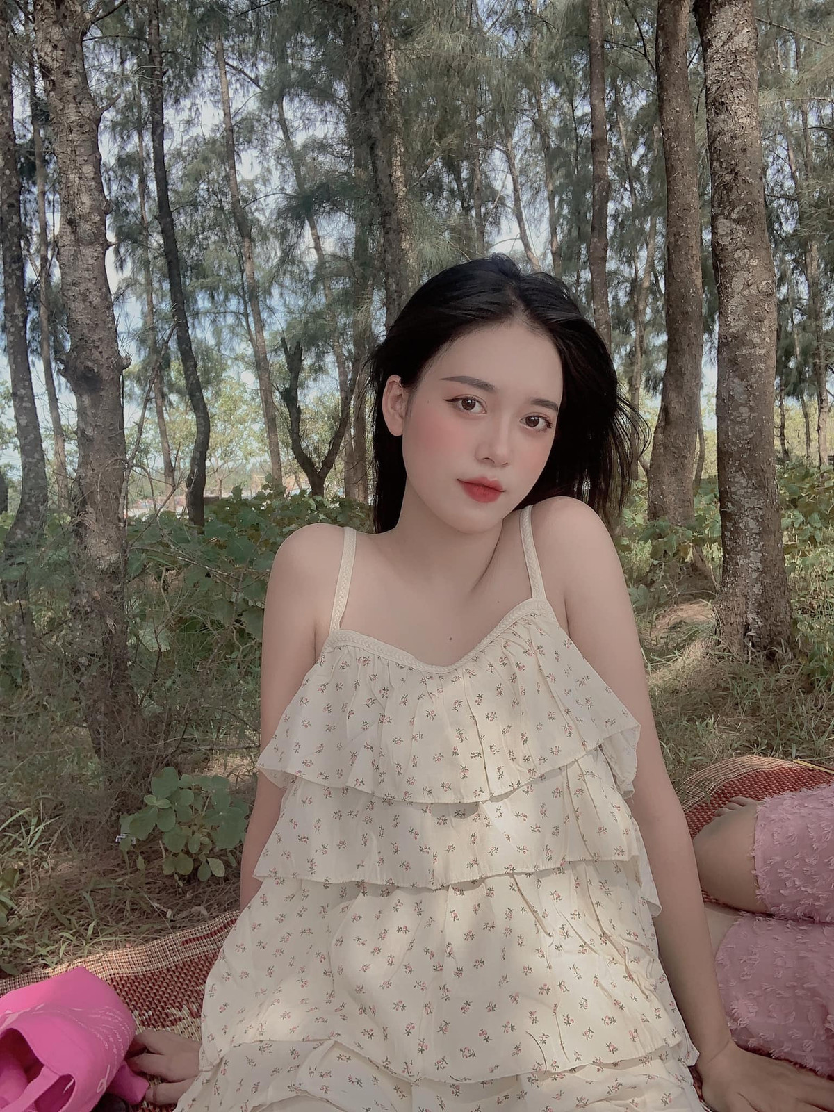 Gu thời trang của vợ Tiến Long cũng rất đa dạng, khi thì bánh bèo lúc gợi cảm thu hút người đối diện.