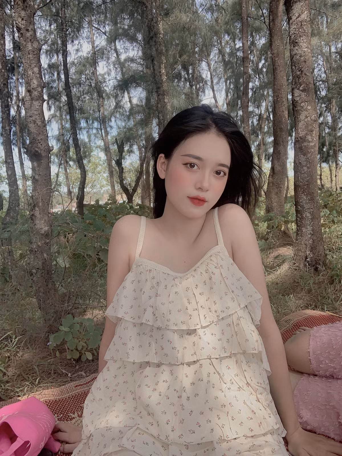 Gu thời trang của vợ Tiến Long cũng rất đa dạng, khi thì bánh bèo lúc gợi cảm thu hút người đối diện.