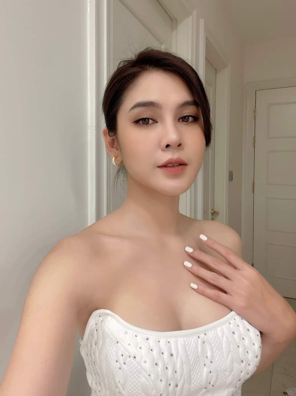 Ngoài vai trò diễn viên, Thu Hoài còn là MC thể thao của một đài truyền hình có tiếng.