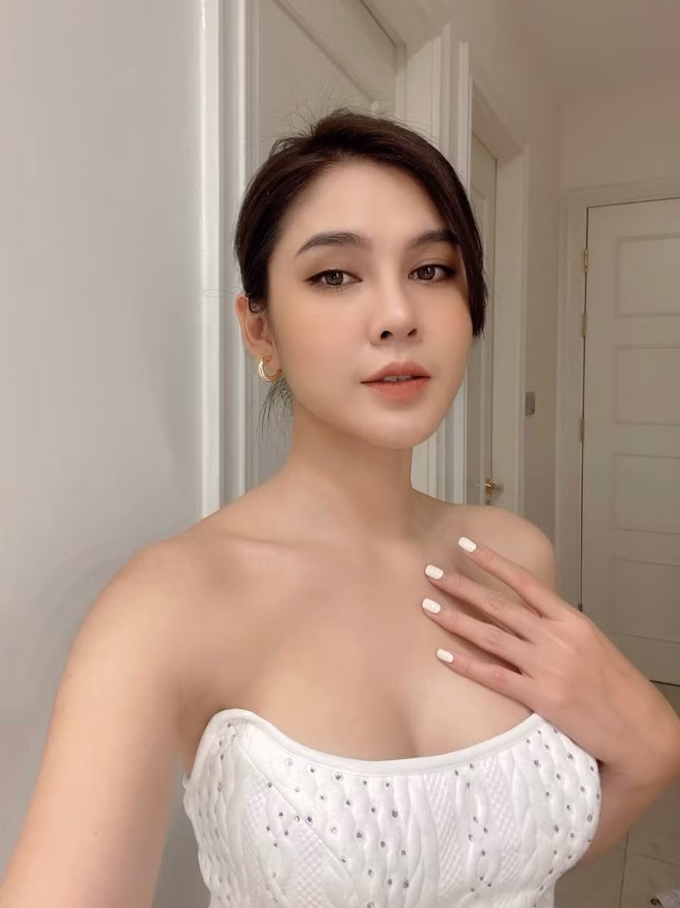 Ngoài vai trò diễn viên, Thu Hoài còn là MC thể thao của một đài truyền hình có tiếng.