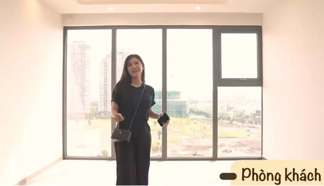 Ngoài căn hộ của mình, hot girl đình đám này còn tiết lộ có thêm hai căn hộ nữa ngay sát cạnh là của bố mẹ và em trai.