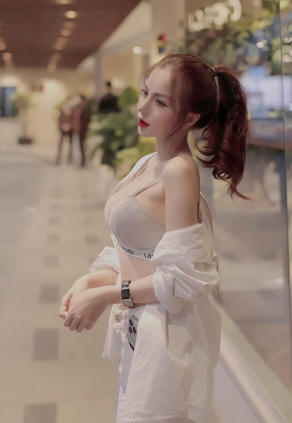 Bởi sở hữu vóc dáng thon gọn, săn chắc nên hot girl Sài thành này chuộng mặc có phần táo bạo mỗi lần xuống phố.