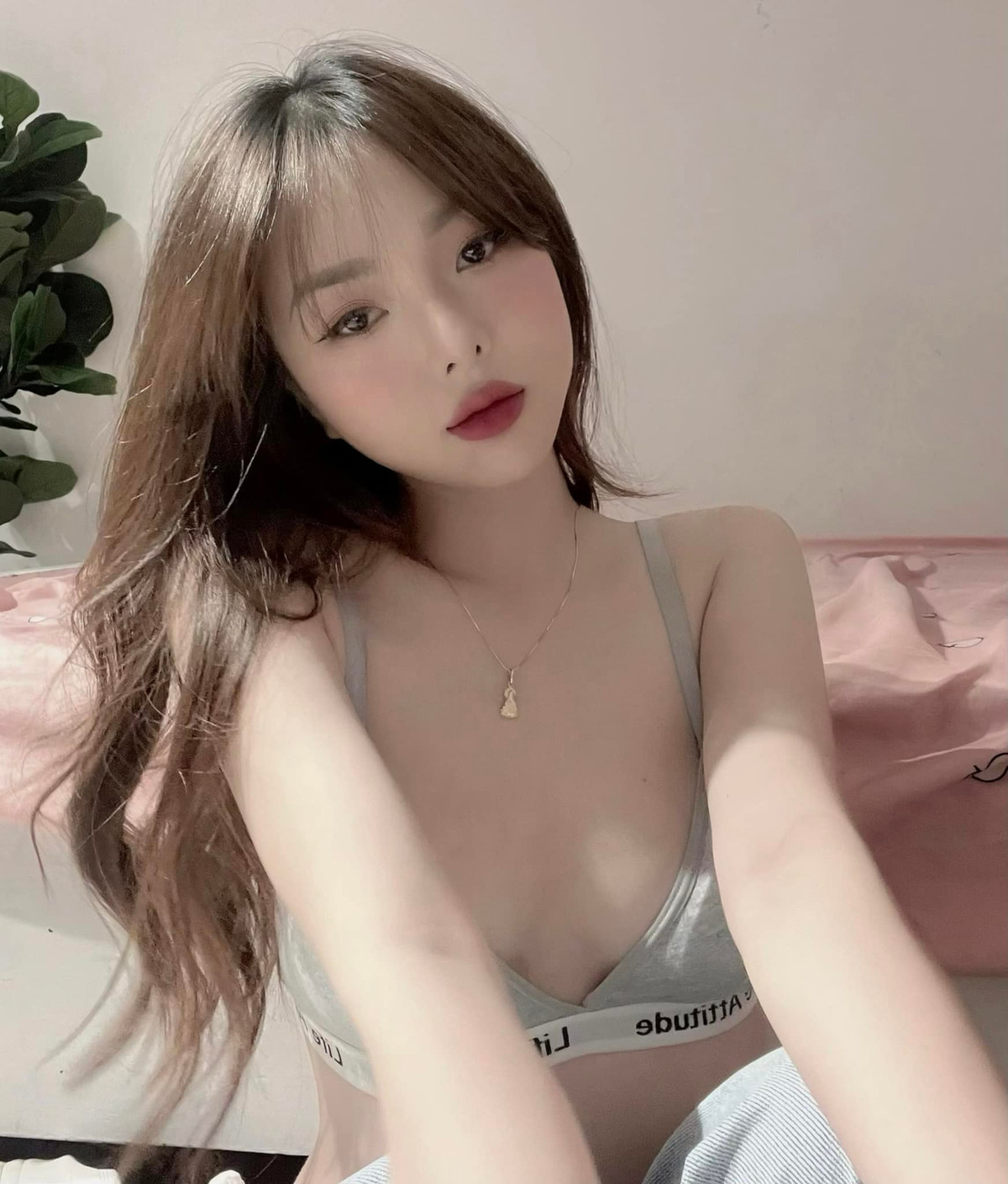 Ở ngoài đời, cô nàng sở hữu nhan sắc xinh đẹp cùng gương mặt bầu bĩnh, đáng yêu.