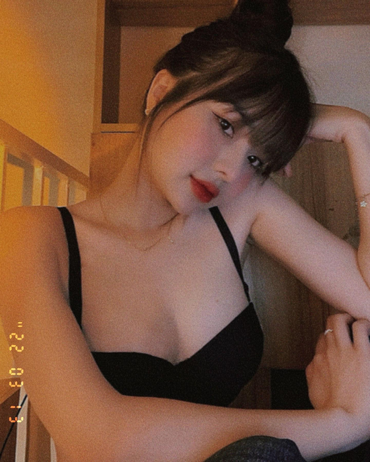 Chẳng cần ăn vận quá cầu kỳ, Nene "gây mê" người nhìn với những thiết kế táo bạo mà ít người dám mặc.