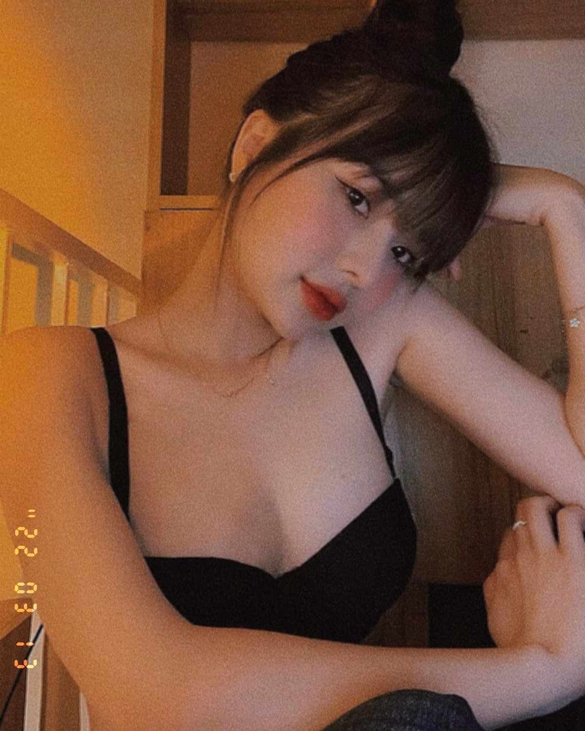 Chẳng cần ăn vận quá cầu kỳ, Nene "gây mê" người nhìn với những thiết kế táo bạo mà ít người dám mặc.