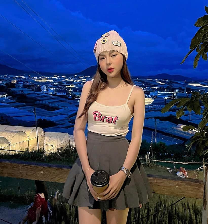 Là người chăm chỉ "bắt trend" ăn mặc của giới trẻ, nữ DJ cũng không thể bỏ qua các trào lưu, ấn tượng nhất phải kể đến trào lưu mặc áo ngực xuống phố.