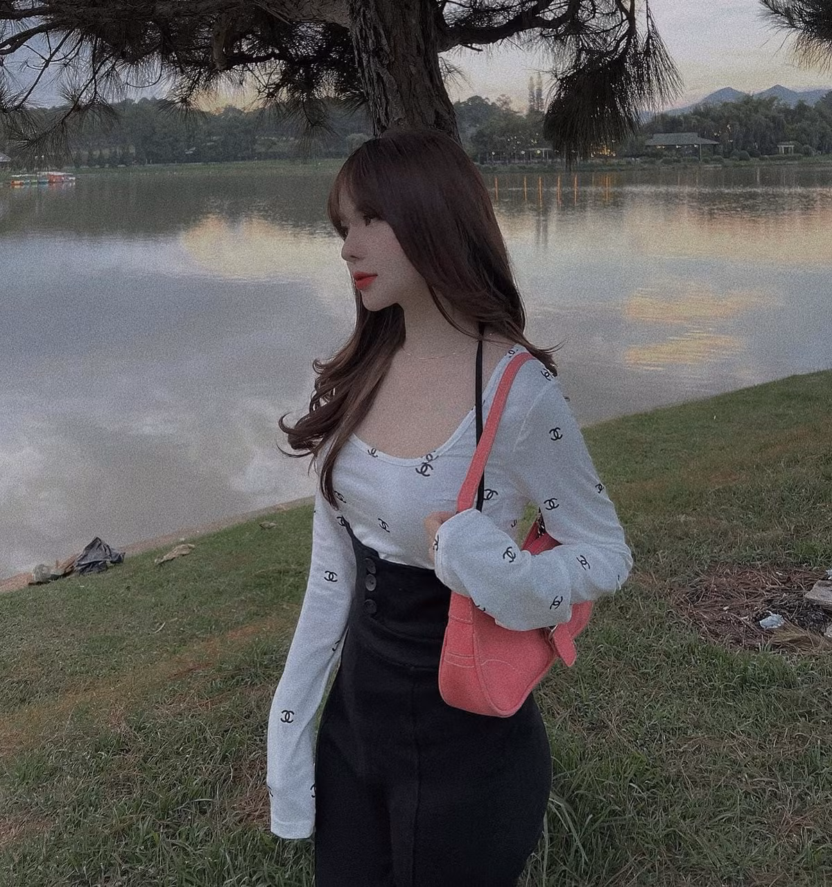 Mỗi bức ảnh mà cô nàng đăng tải đều nhận về nhiều lượt like và bình luận khen ngợi. Ảnh: FBNV