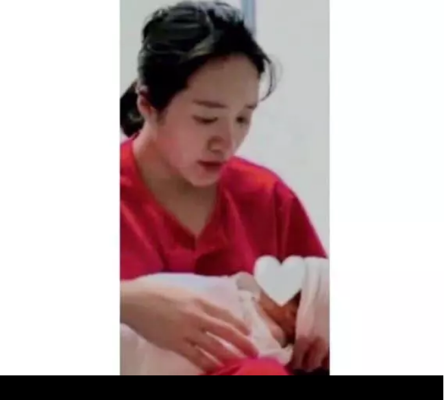 Mới đây, vợ cầu thủ Lương Xuân Trường - Ngô Mai Nhuệ Giang đã khoe hình ảnh mới nhất về bản thân. Cô nàng đăng ảnh trên tay bế em bé vừa chào đời, cô viết: "Mẹ yêu con".