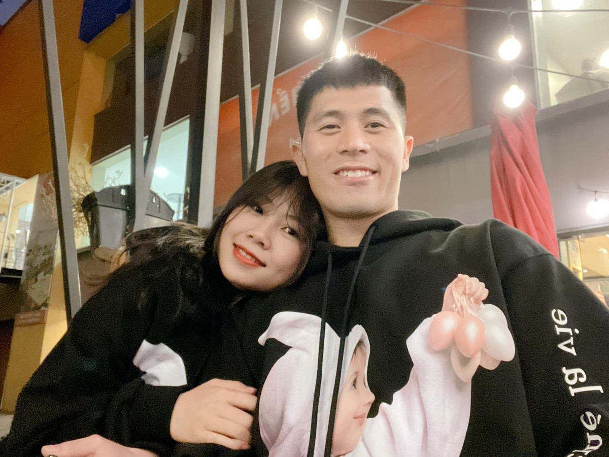 Bạn gái Đình Trọng không chỉ xinh xắn mà còn gây ấn tượng với vẻ hiền lành, tính cách biết chăm lo, hy sinh.