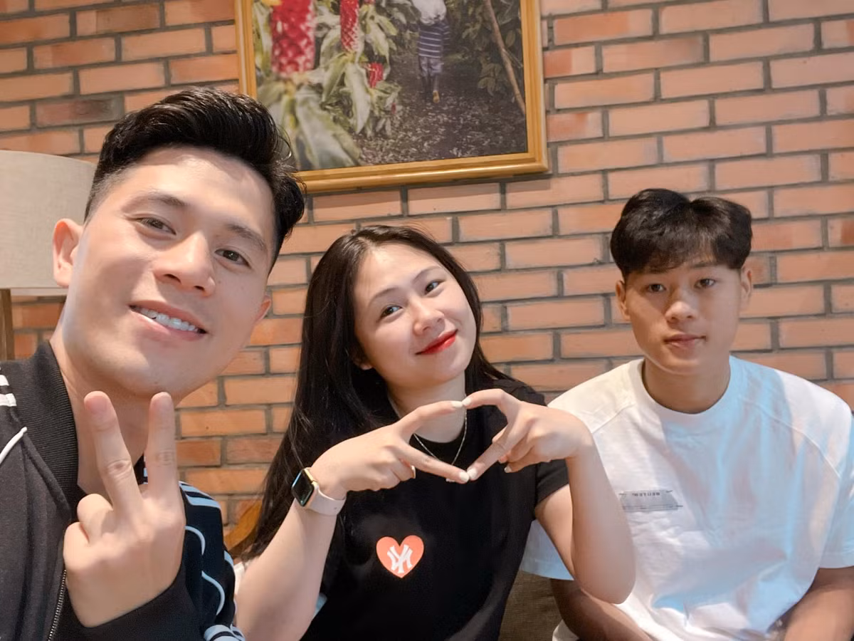 Những hình ảnh trên xuất hiện khá ít ỏi trên MXH, đến hiện tại thông tin về lễ ăn hỏi và lễ cưới của chàng cầu thủ này vẫn chưa được công khai.