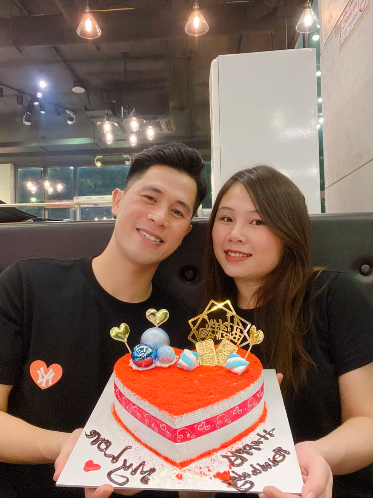 Được biết Đình Trọng và Trang Heo bên nhau từ thời học cấp 3, khi nam trung vệ còn thi đấu ở các giải trẻ.