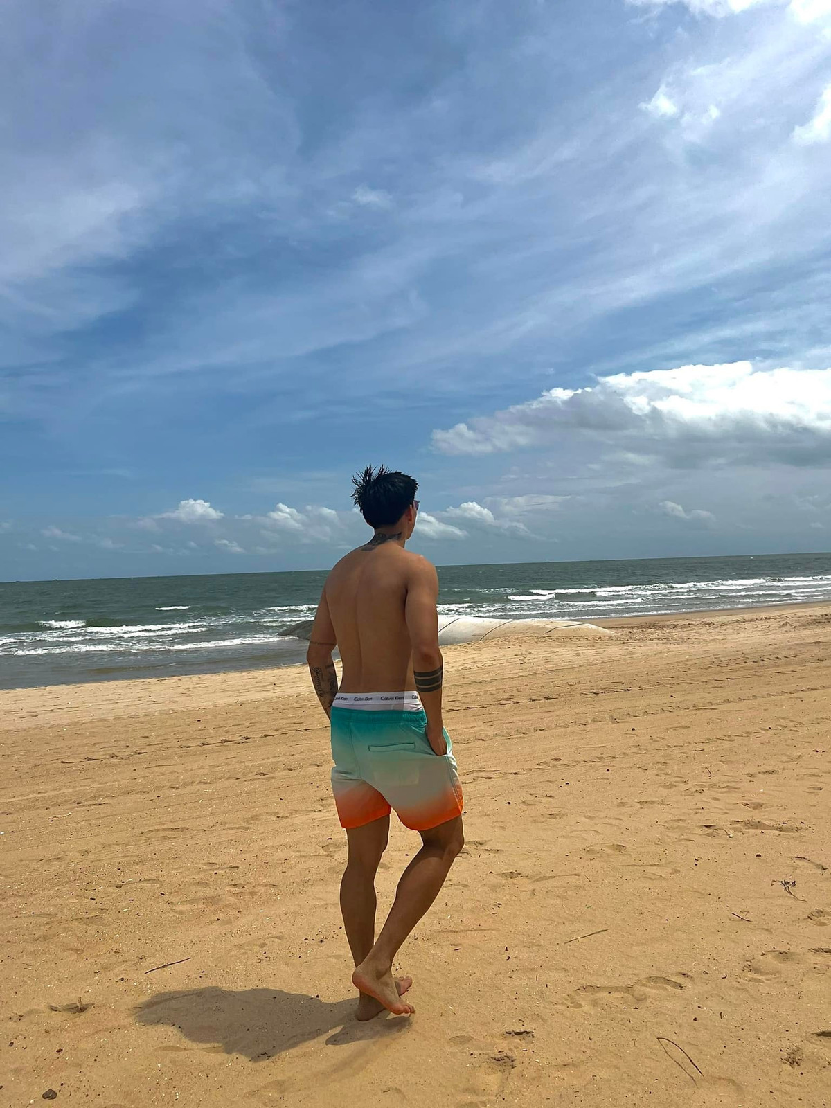 Dù chỉ là bức ảnh chụp từ phía sau lưng nhưng hội chị em vẫn "đổ đứ đừ" vì body quá vạm vỡ.