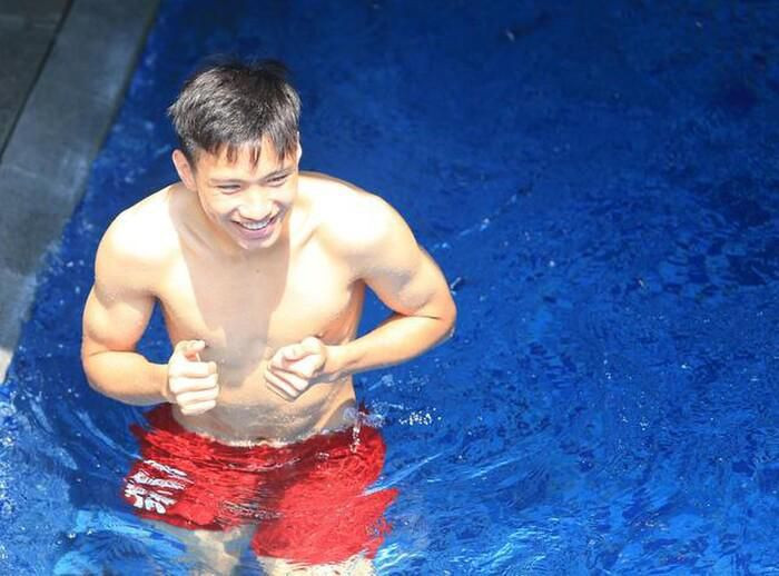 Trước đó Văn Hậu nhiều lần khoe ảnh lên MXH, để lộ cơ bắp cuồn cuộn làm nhiều người mê mẩn.