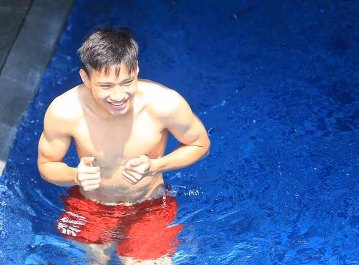 Trước đó Văn Hậu nhiều lần khoe ảnh lên MXH, để lộ cơ bắp cuồn cuộn làm nhiều người mê mẩn.