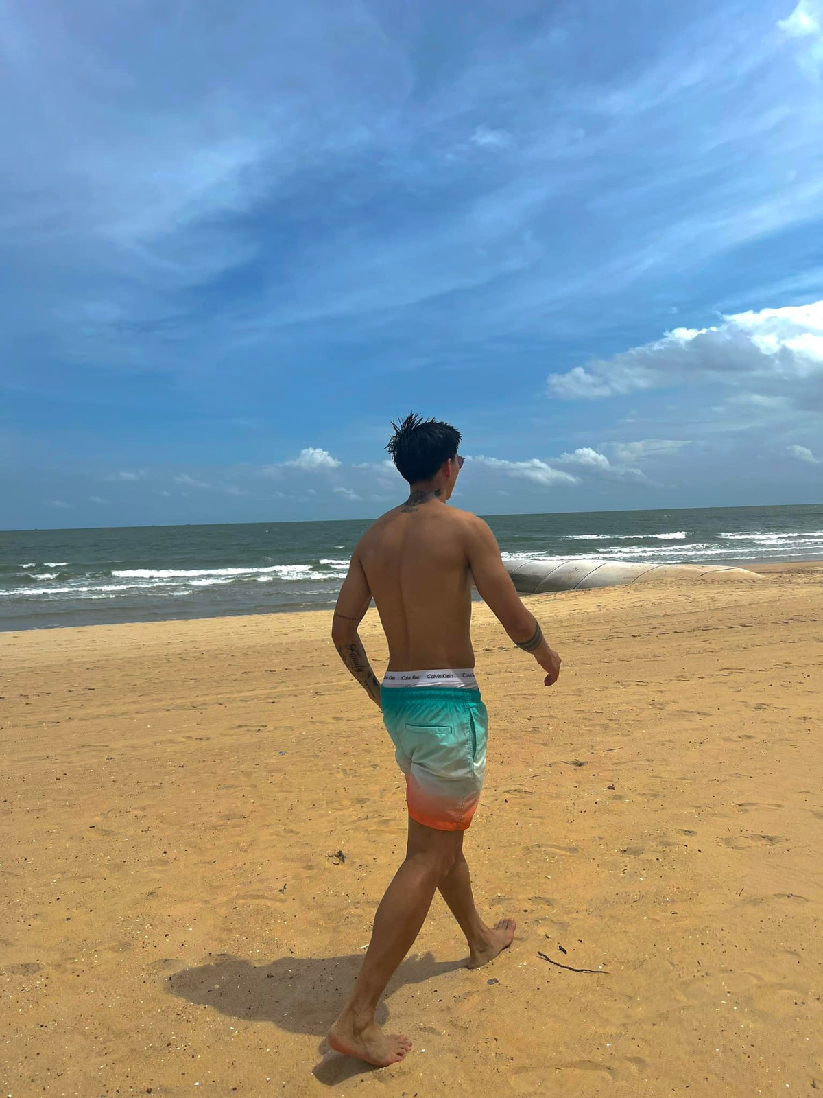 Qua quan sát cũng có thể thấy, thể hình của hậu vệ người Thái Bình đã khá cân đối. Phần bắp chân rất chắc chắn sau thời gian dài điều trị chấn thương.