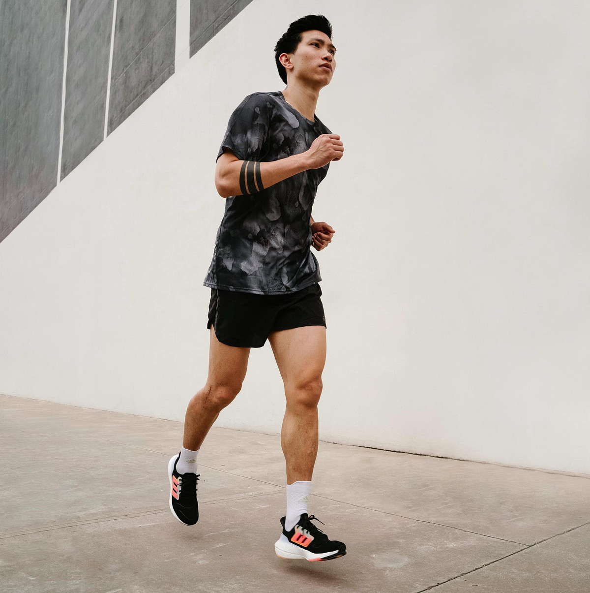 Tranh thủ thời gian này, anh có rất nhiều hoạt động bên ngoài như tham dự đám cưới đàn anh Bùi Tiến Dũng vừa qua, hay ra mắt nhãn hàng thời trang riêng, tập huấn cùng CLB Hà Nội,...Ảnh: FBNV