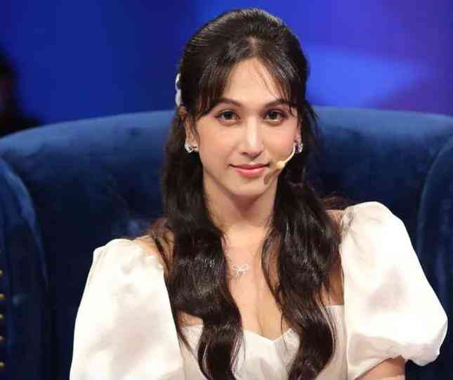 Nếu so sánh với hình ảnh trên MXH có thể thấy sắc vóc của Hoàng Học trên truyền hình kém sắc hơn hẳn.