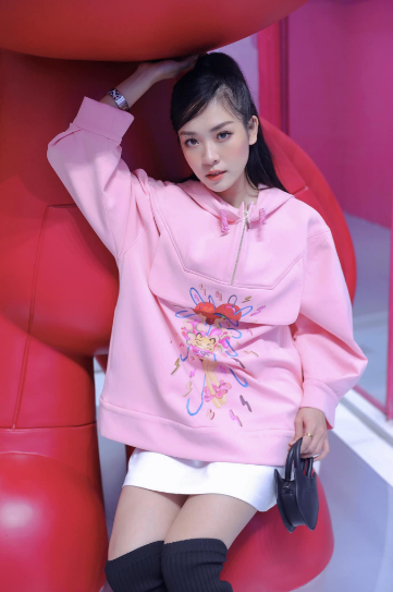 Bên cạnh đó, kiểu tóc mái cũng bị netizen đánh giá là không phù hợp với Thùy Linh.