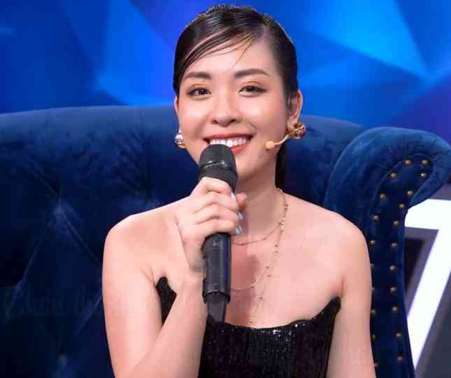 Thế nhưng, khi lên sóng lối trang điểm thiếu kỹ càng đã làm lộ khuyết điểm ở phần mắt của nữ chính.