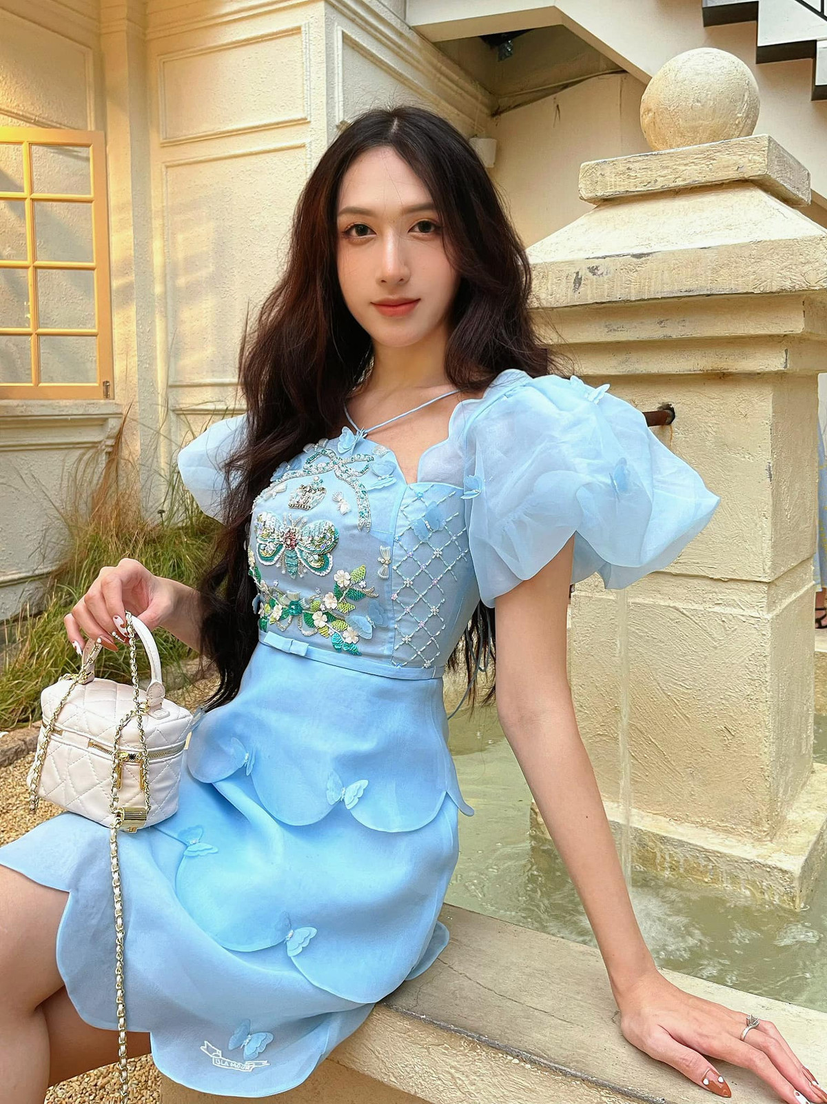 Hoàng Học là hot girl xuất hiện tại Người Ấy Là Ai mùa 4. Sở hữu gương mặt với đường nét "chuẩn chỉnh", cô nàng là nhân vật được netizen quan tâm.